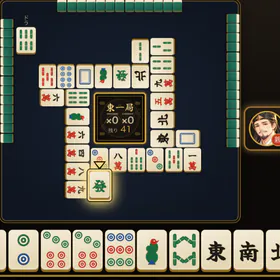 アプリの麻雀の対局画面の卓。中央の局の表示の周りに捨て牌が並び、下に手牌がある。